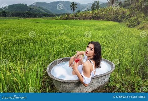 mujeres bañandose|Mujer Bañandose Vídeos libres de derechos